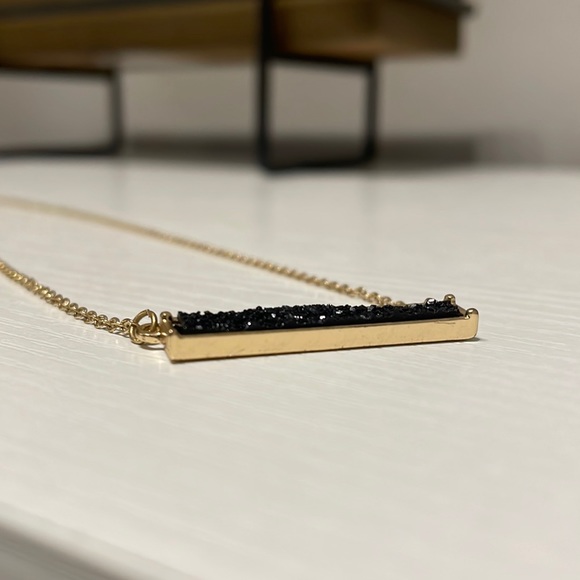 Gold and black necklace - Picture 1 of 5